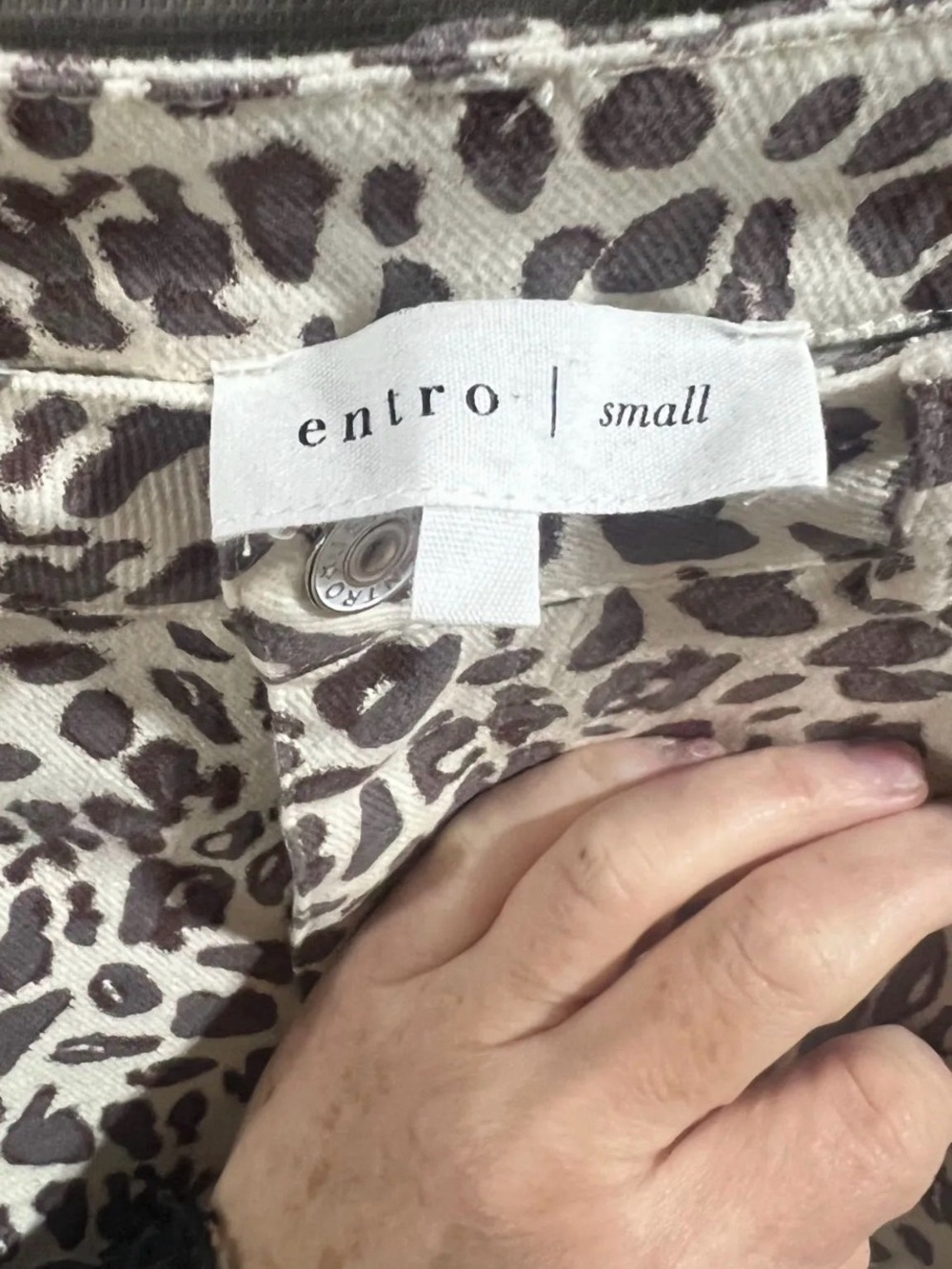 entro Taupe and White Leopard Wide-Leg Ruffle Hem Pants

Waist 15”
Inseam 27” - Picture 2 of 5